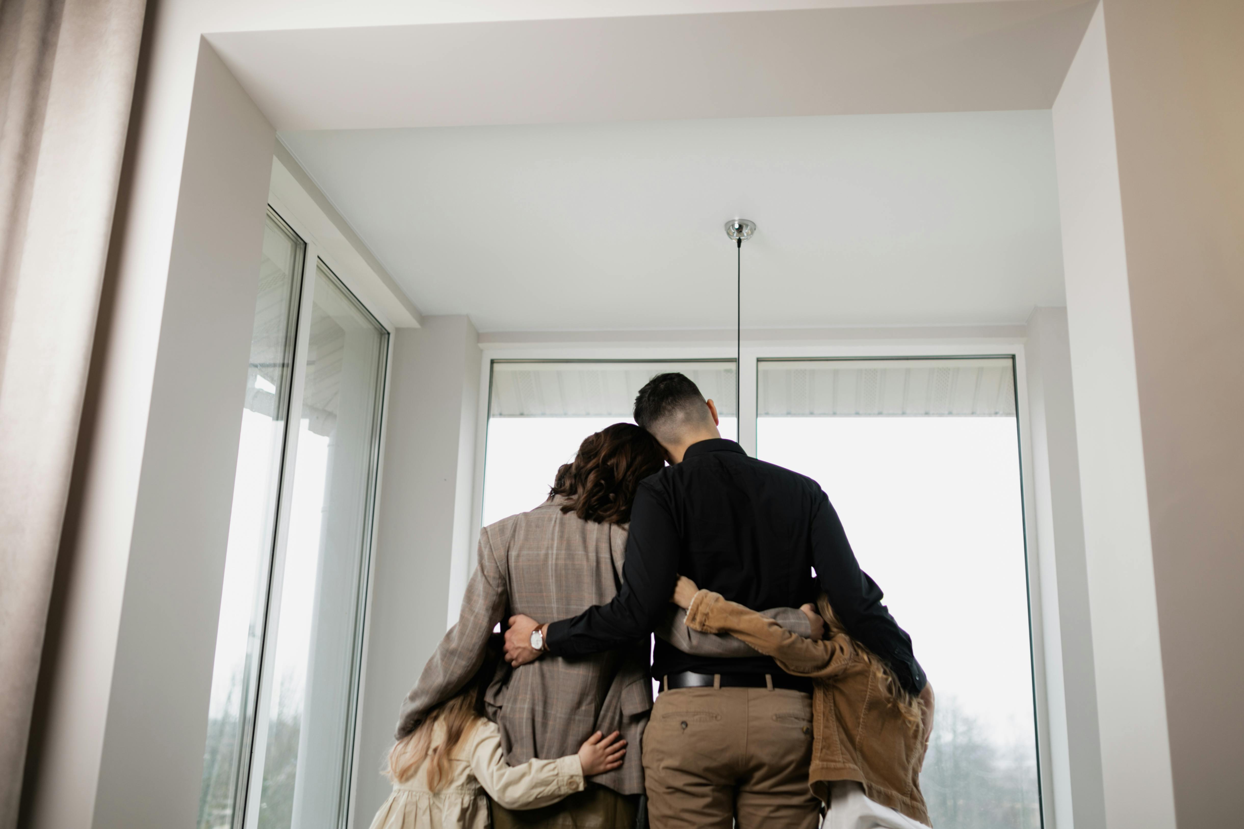 Família é restaurada ao conhecer Jesus por vizinhos cristãos: “Ele mudou nossas vidas”