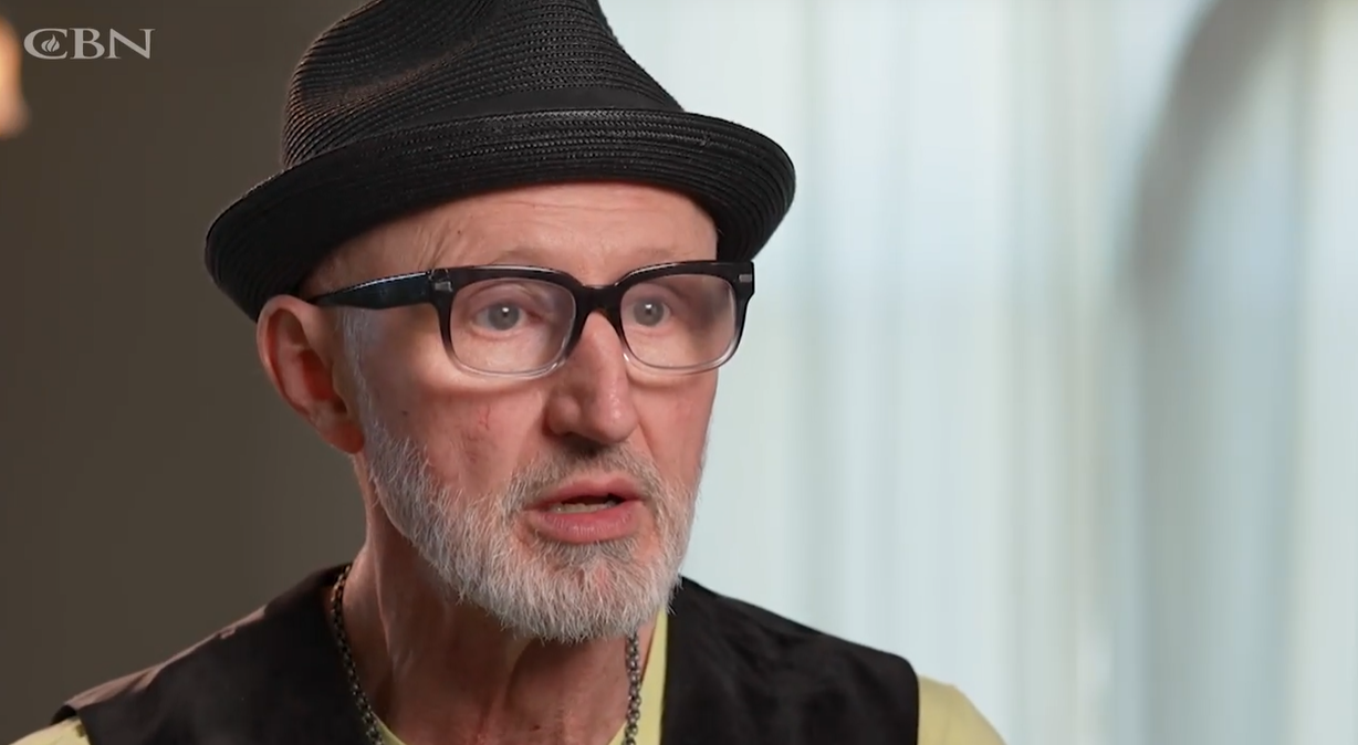 Homem é curado de doença intestinal crônica após visão de Jesus: “Ele me tocou”