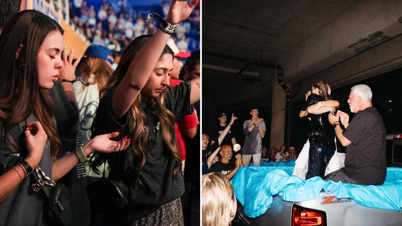 Centenas de estudantes aceitam Jesus e são batizados em picapes em universidade nos EUA