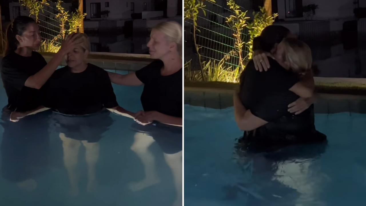 Em seu aniversário, pregadora que deixou o candomblé batiza a mãe: “Nasceu de novo”