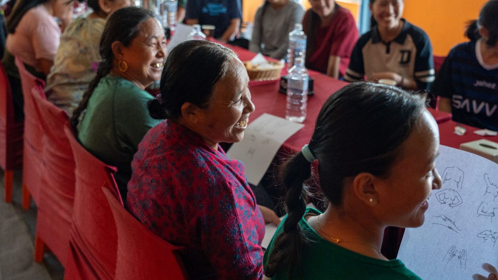 Missionárias distribuem itens de higiene íntima e evangelizam mulheres no Himalaia