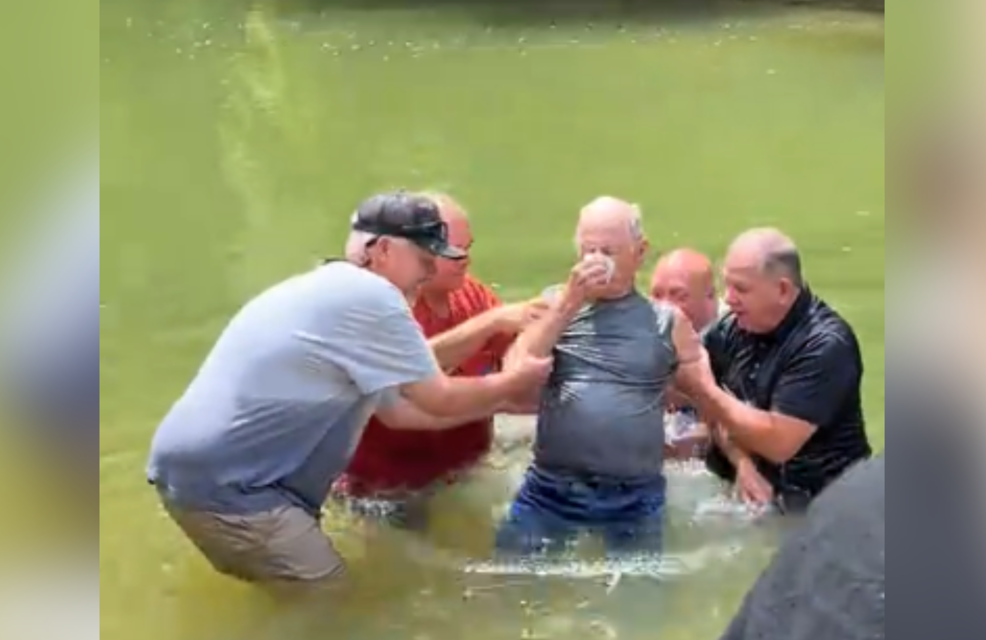 Homem de 92 anos é batizado por outros idosos em um rio: “Nunca é tarde”
