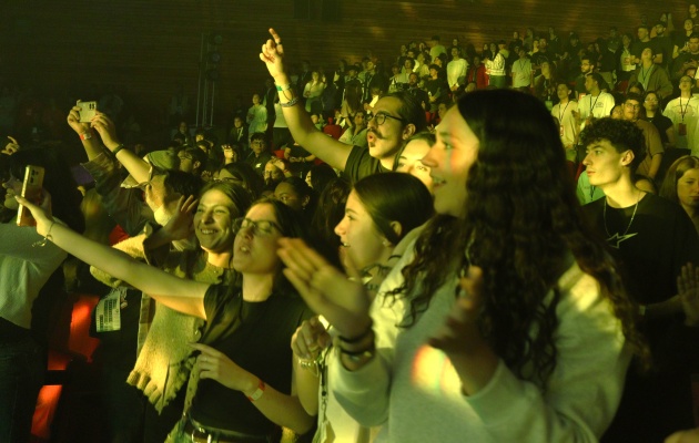 Jovens se entregam a Jesus em conferência sobre discipulado na Espanha