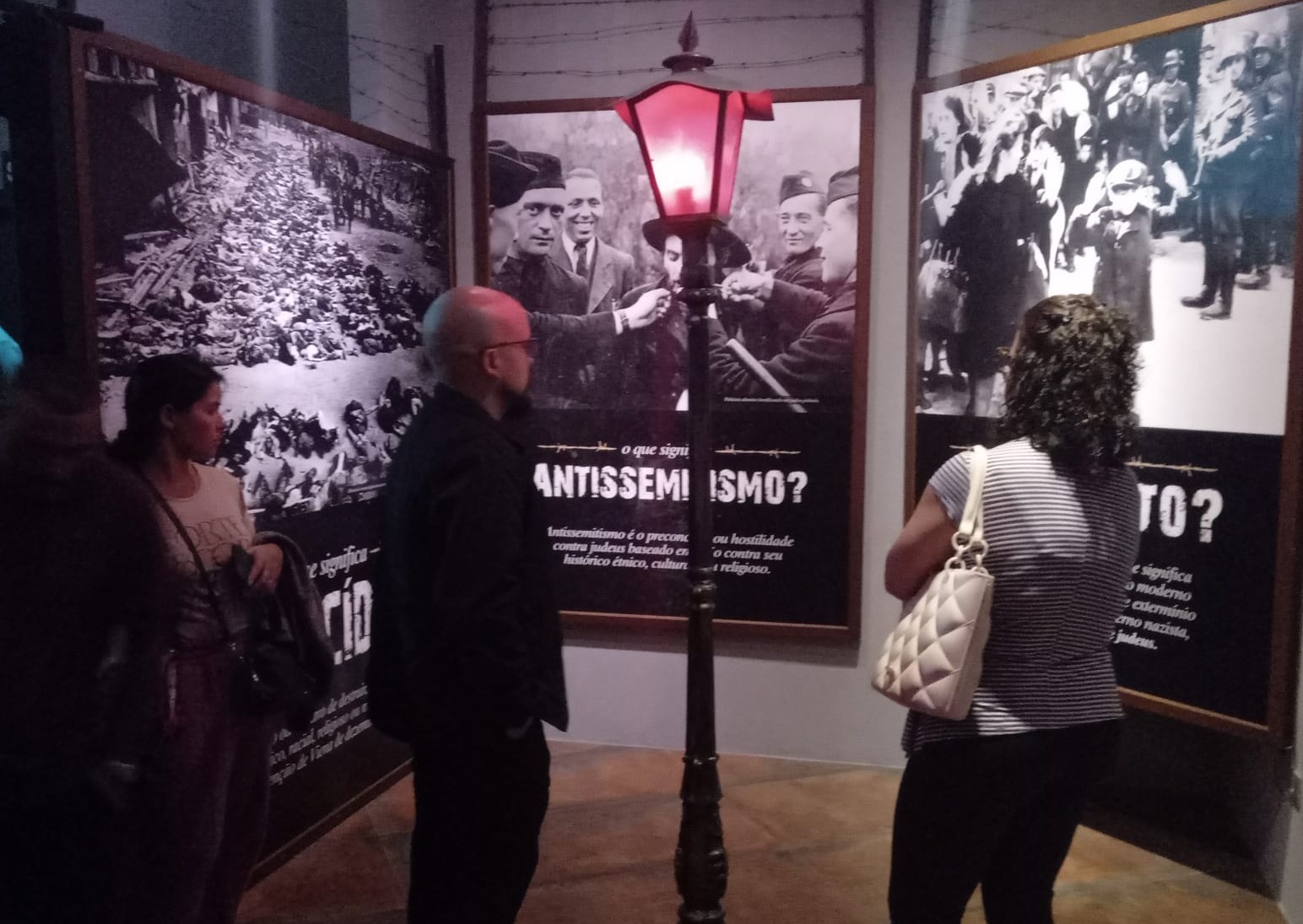 Igreja leva alunos para visita ao Memorial do Holocausto