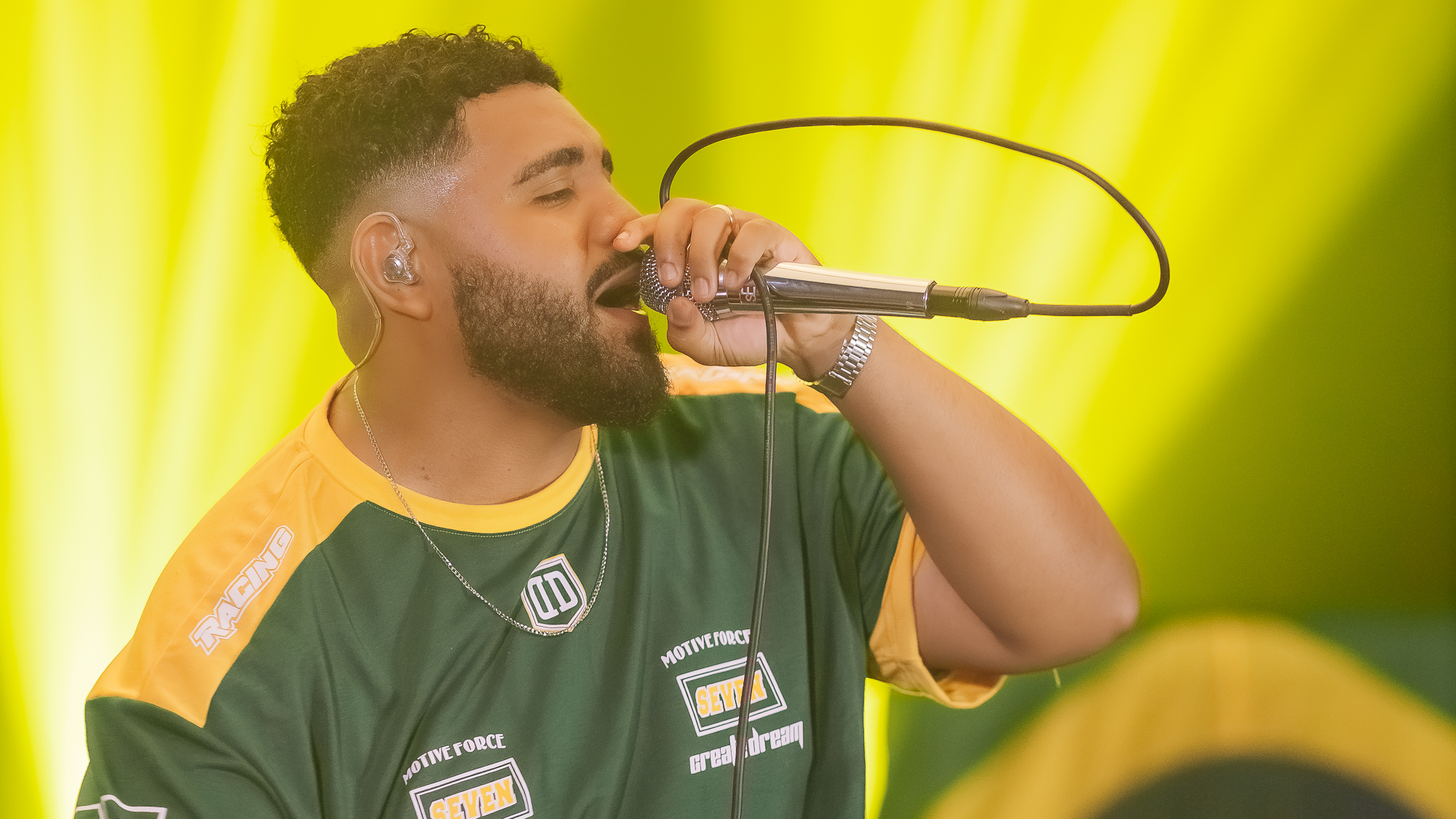 Em clima de Copa do Mundo, Silas Magalhães lança a canção “Bênçãos Reais”