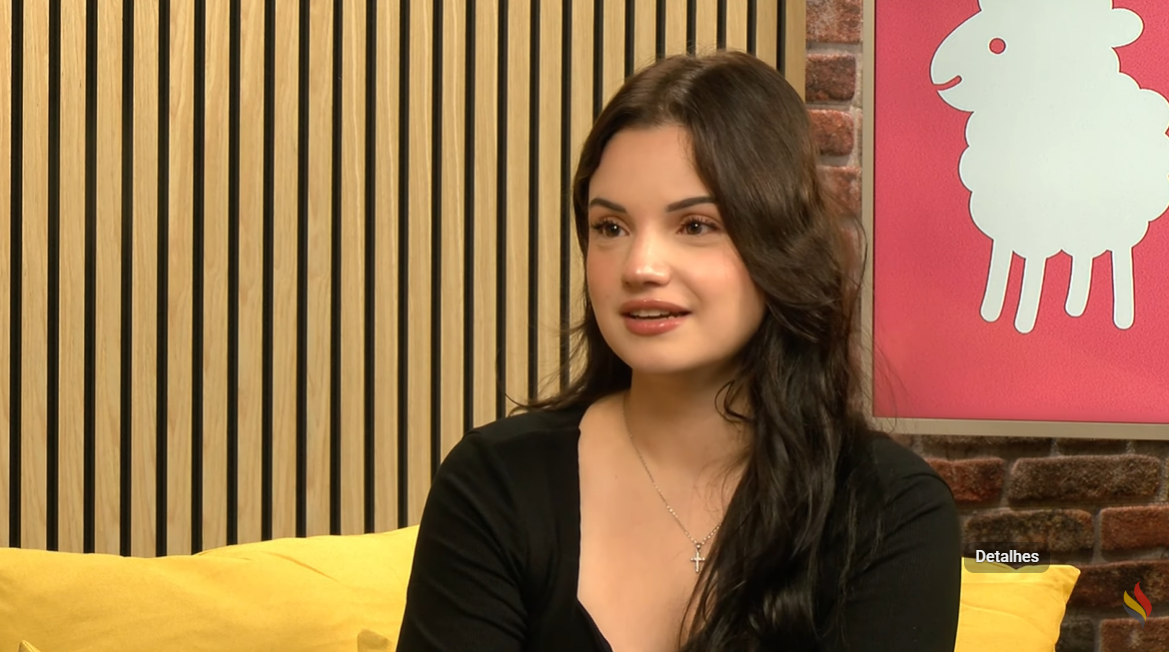 Ex-muçulmana aceita Jesus após notificação de aplicativo da Bíblia: “Sou filha de Deus”