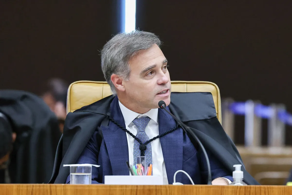 Mendonça vota para manter lei que dá poder aos pais sobre conteúdo de gênero nas escolas