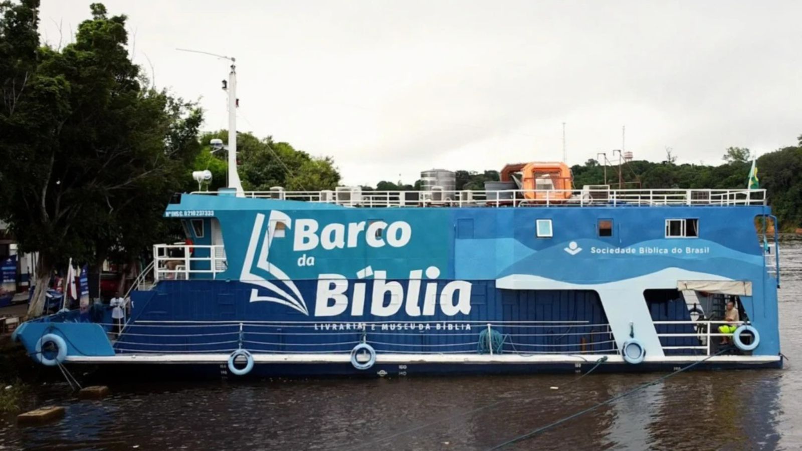 Barco da SBB percorre rios da Amazônia com distribuição de Bíblias e ações sociais
