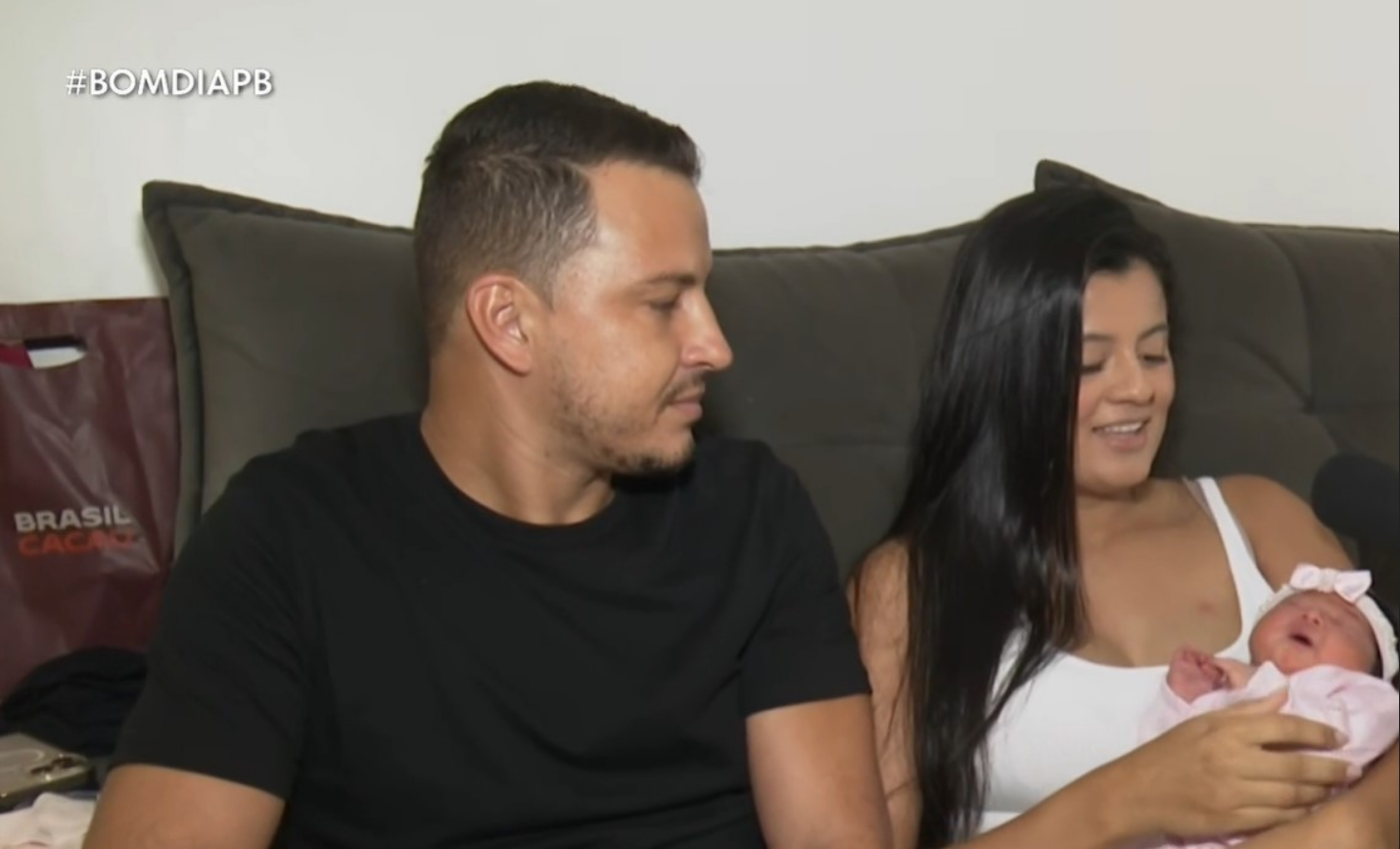 Um ano após perda gestacional, mãe dá à luz em carro: ‘Deus fez além do que pedimos’