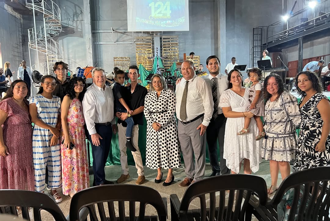 Embaixador dos EUA participa de culto em igreja plantada por missão há 124 anos em Cuba