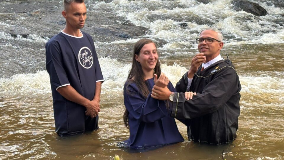 Mais de 2 mil pessoas são batizadas após conhecerem Jesus por TV cristã