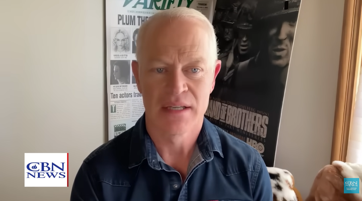 Ator de Hollywood diz que supera momentos difíceis por meio da fé: “Converso e ouço a Deus”
