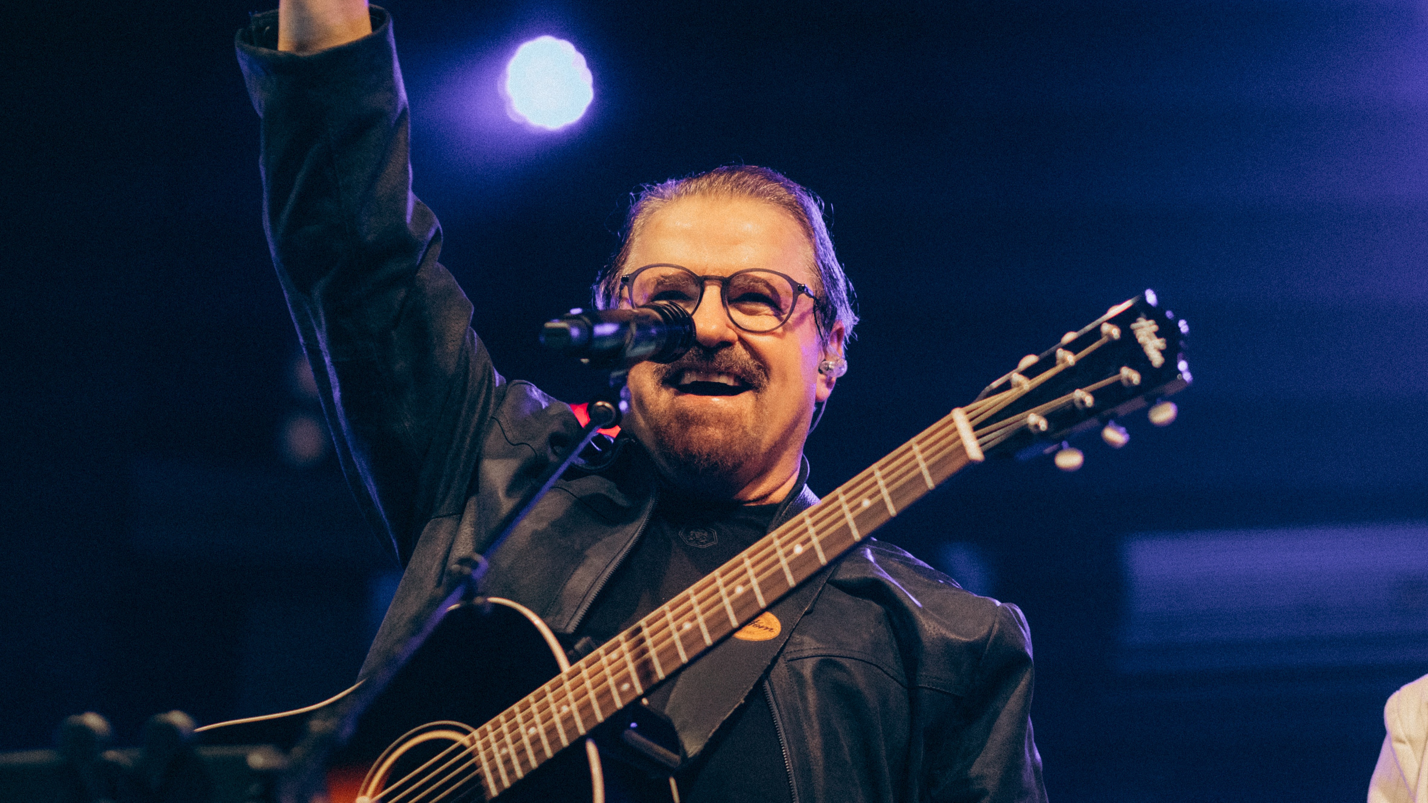 Asaph Borba celebra 50 anos de carreira reunindo seus grandes sucessos em álbum