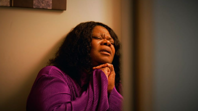 Após suspeita de doença grave, cantora ora e celebra resultado de exame: “Deus me curou” 