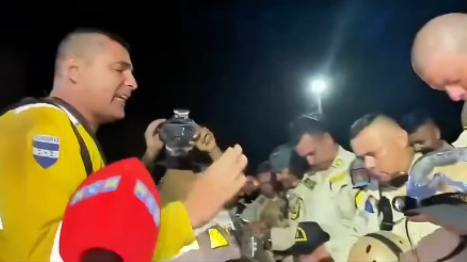 Bombeiros oram após mais de 40 horas de trabalho na Venezuela: “Multiplica nossa força”