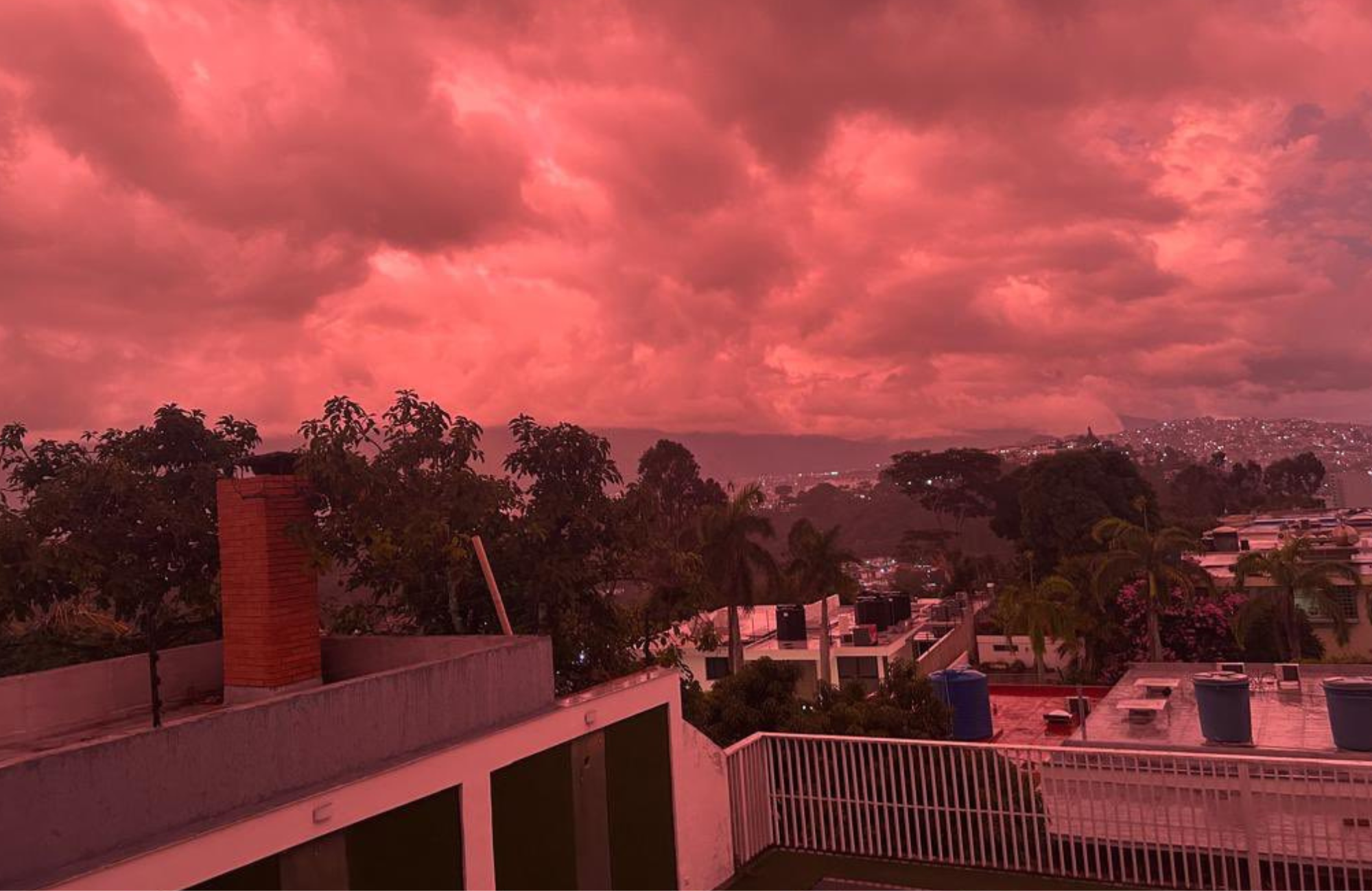 Céu vermelho em Caracas após terremotos chama atenção: “Apocalíptico”