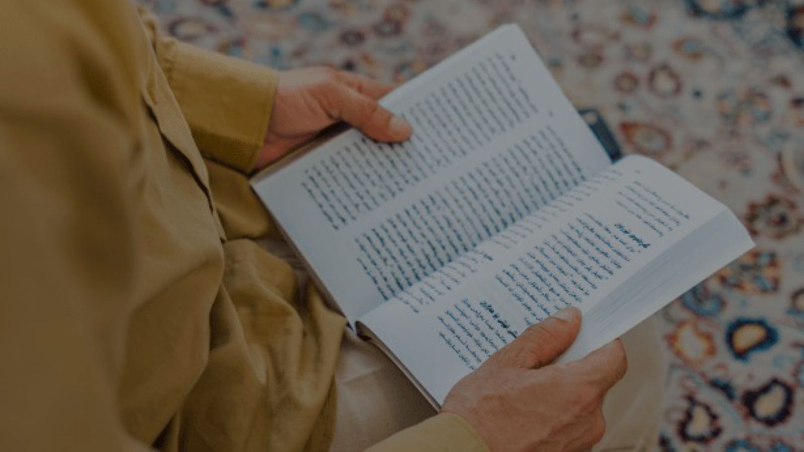 Homem que perseguia esposa cristã aceita Jesus após ler a Bíblia na Índia: ‘Deus o tocou’