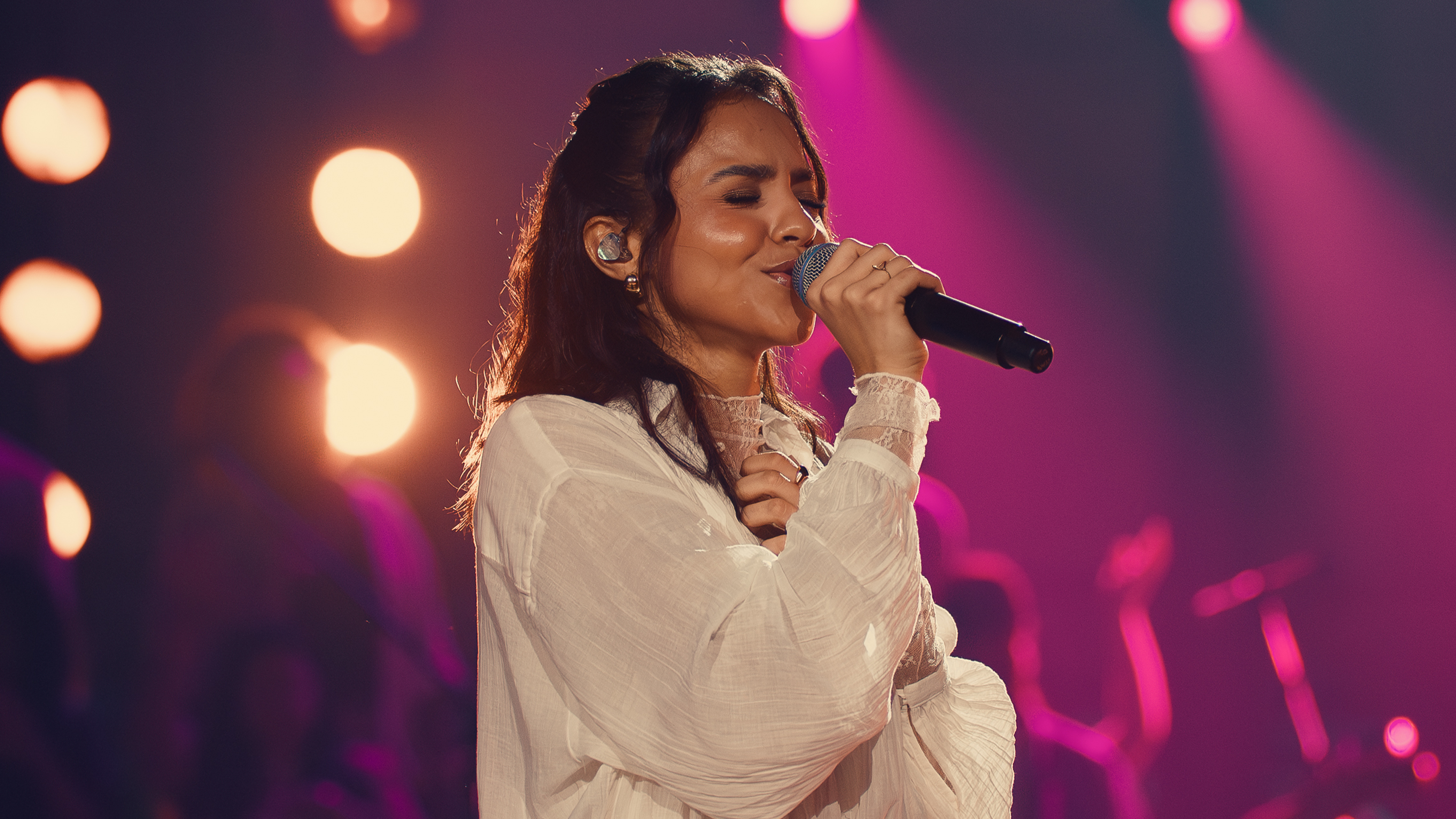 Julia Vitória apresenta o álbum “Ao Vivo na Ópera de Arame” em edição especial