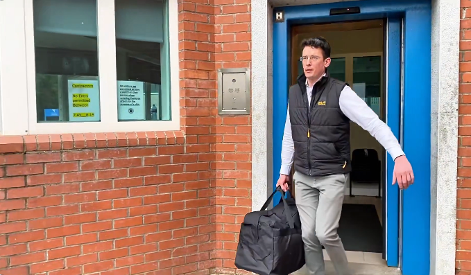 Após 700 dias preso por se recusar a usar pronomes ‘trans’, professor irlandês é libertado