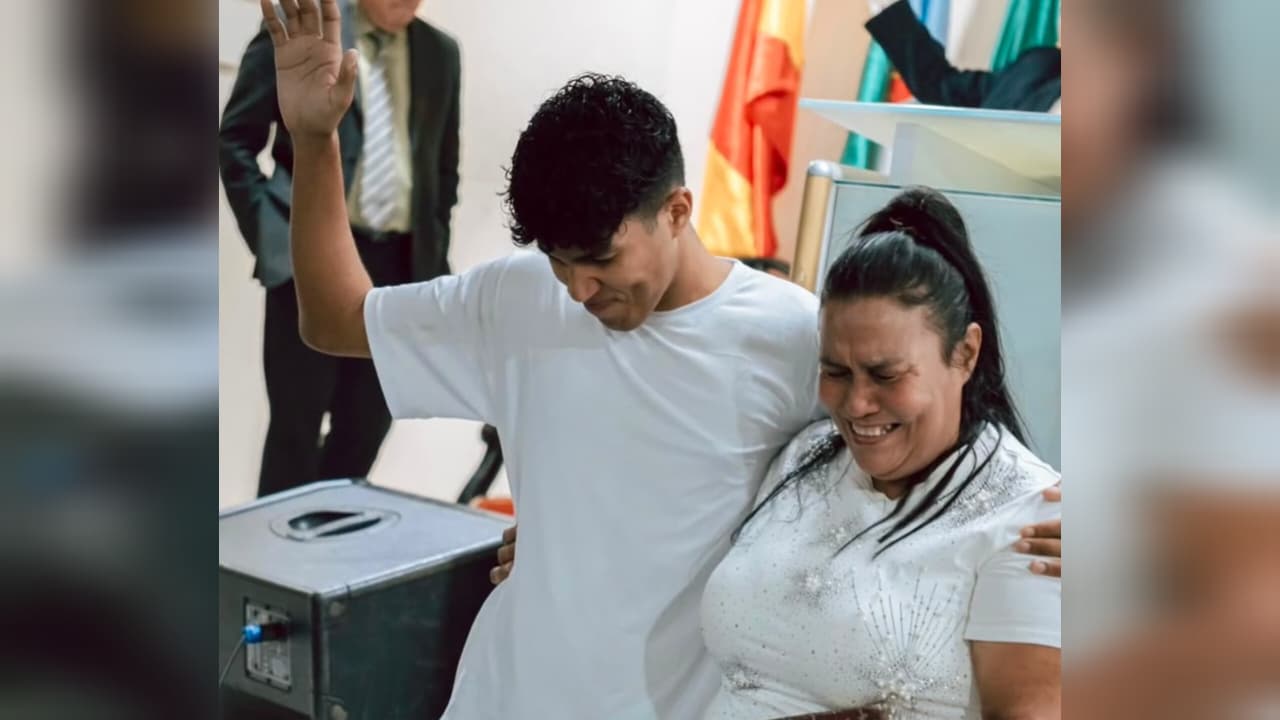 Após sobreviver 5 dias sob escombros, jovem retorna à igreja e testemunha: ‘Sou um milagre’