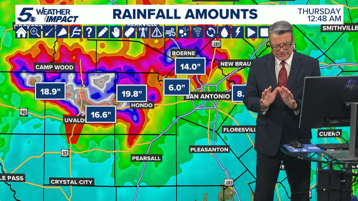 Meteorologista interrompe previsão do tempo ao vivo e ora por vítimas de enchentes no Texas 