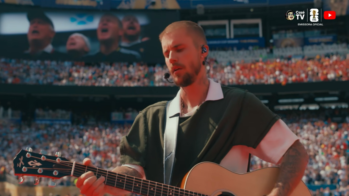 Justin Bieber canta canção de gratidão a Deus no 1º show de intervalo da final da Copa 