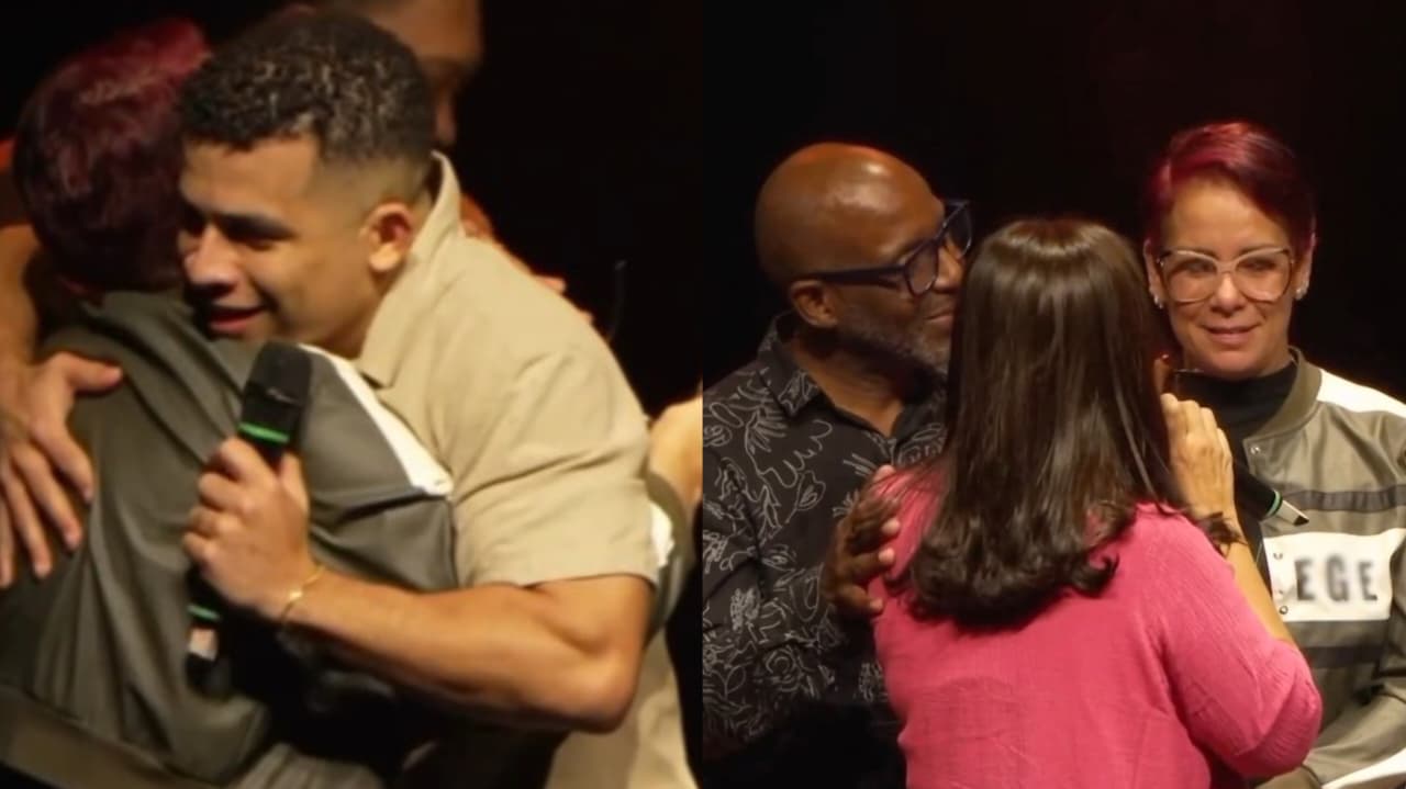 Mulher pede oração a comediante e volta para Jesus durante stand-up cristão