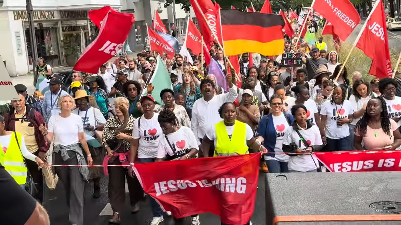 Marcha para Jesus reúne milhares de cristãos de diversas igrejas em Berlim