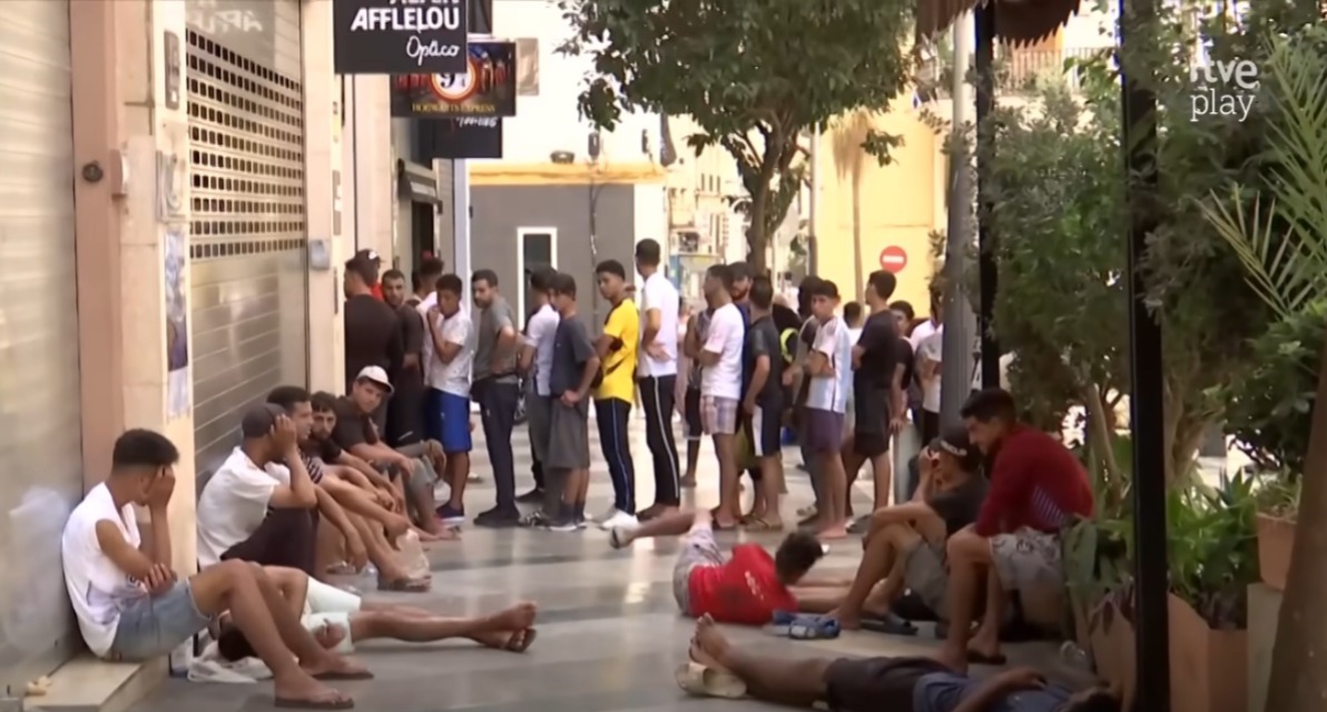Igrejas dão alimentos e livros evangelísticos a imigrantes em Ceuta: “Que sejam tocados”