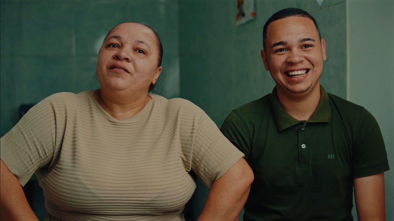Após 8 anos de oração, filho leva mãe que tentou matá-lo a Jesus: “Tudo se fez novo”