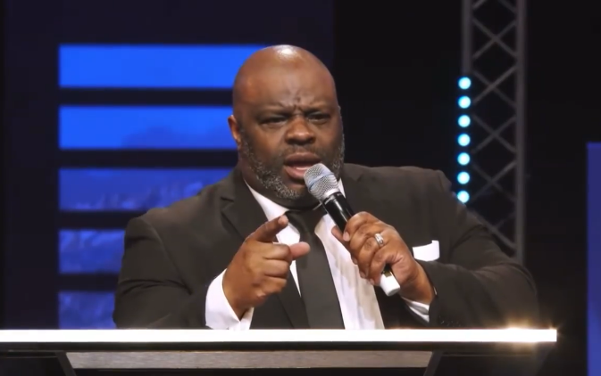 Pastor perdoa jovem que o assaltou à mão armada e passa a ser seu mentor