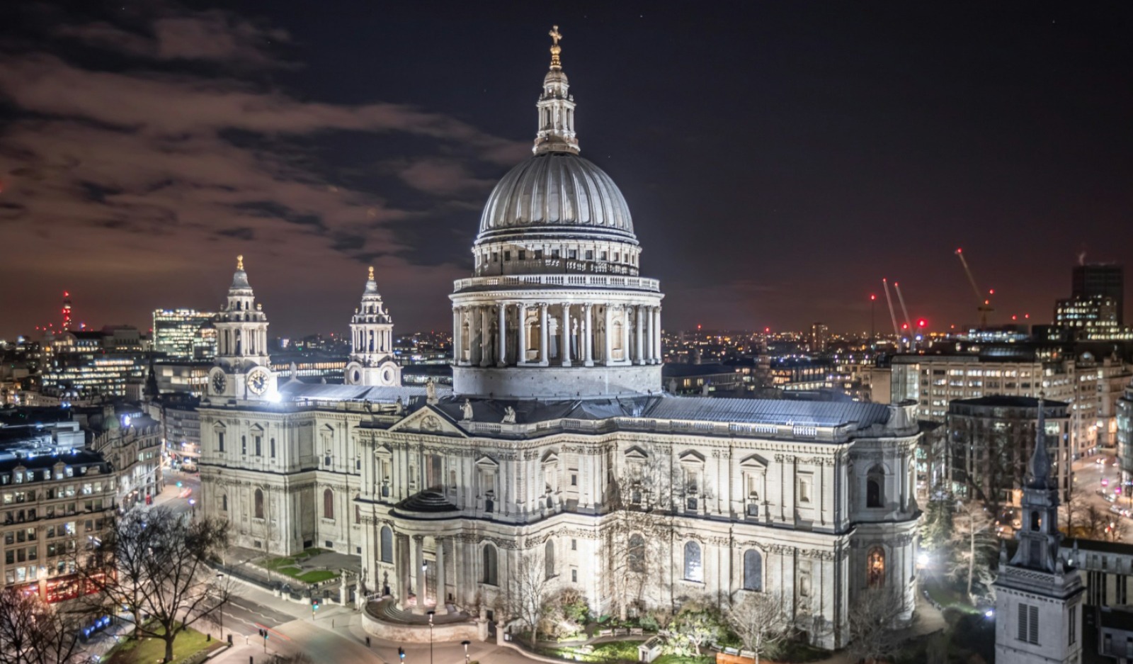 Catedral histórica de Londres fecha parceria com casa noturna para promover shows