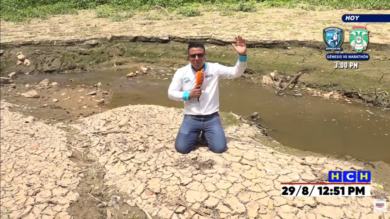 Repórter ora de joelhos ao vivo em meio a seca em Honduras: “Jesus, envia chuva”