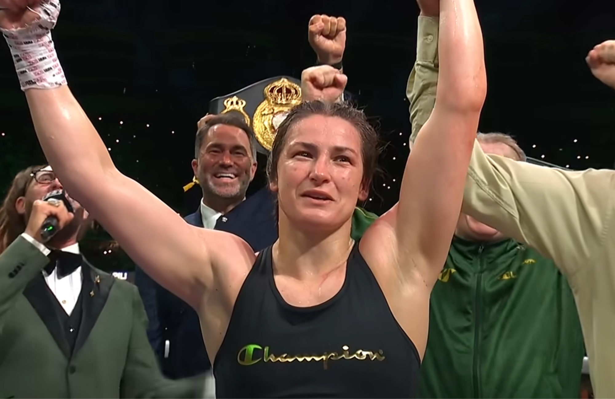Ícone do boxe feminino encerra carreira com louvor diante de 80.000 pessoas