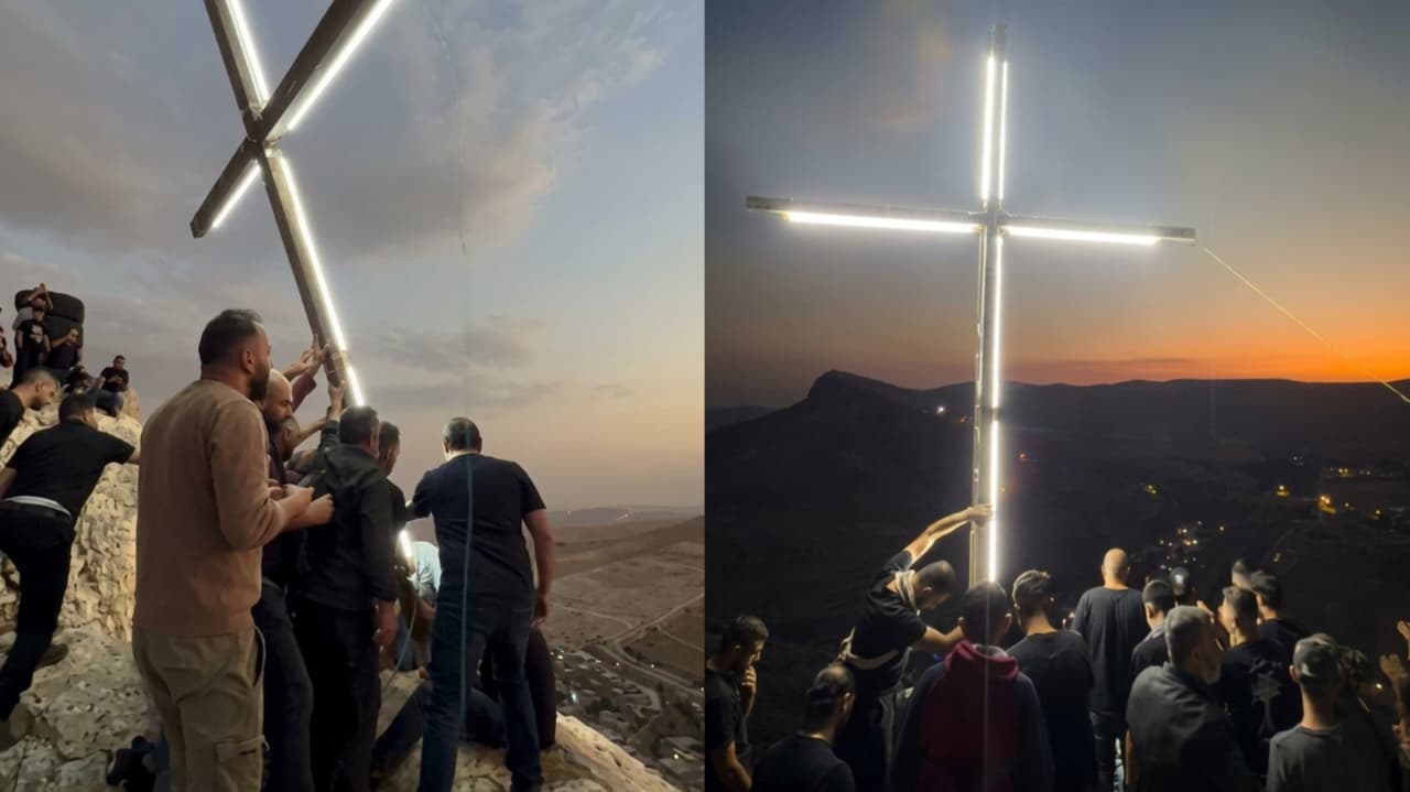 Cristãos erguem cruz no topo de vilarejo na Síria para honrar a Jesus