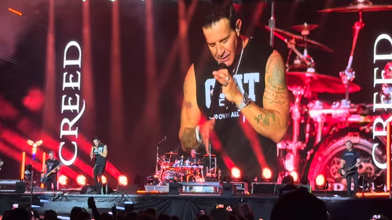 Em show, vocalista da banda Creed fala sobre superação de alcoolismo: ‘Deus me ajudou’