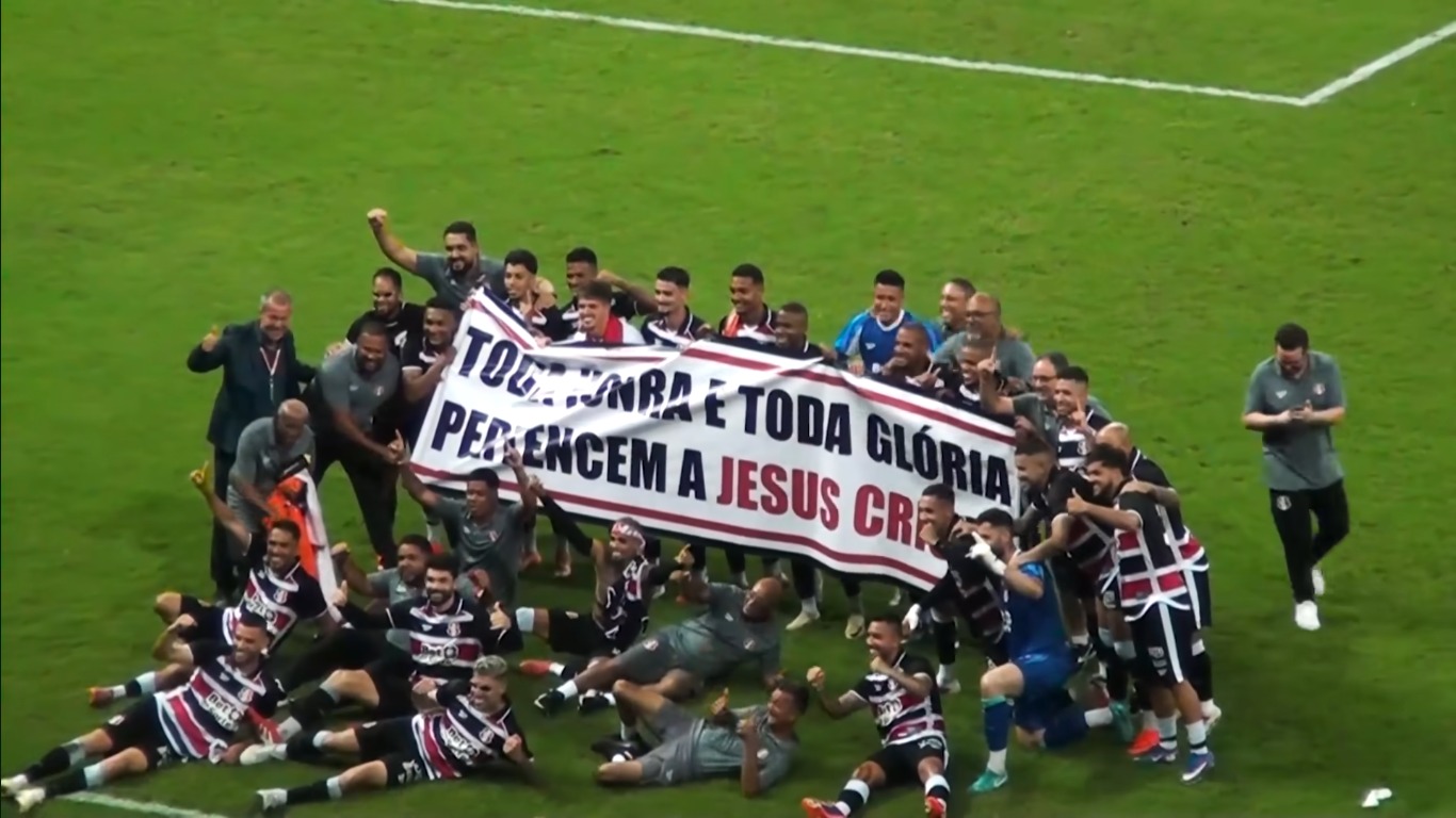 Time do Santa Cruz exalta Cristo com faixa após vitória: “Toda honra a Jesus”