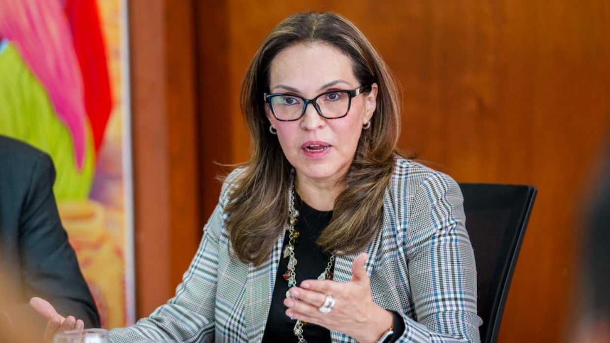 Ex-ministra da Colômbia renuncia para cuidar da filha e testemunha milagre após orações