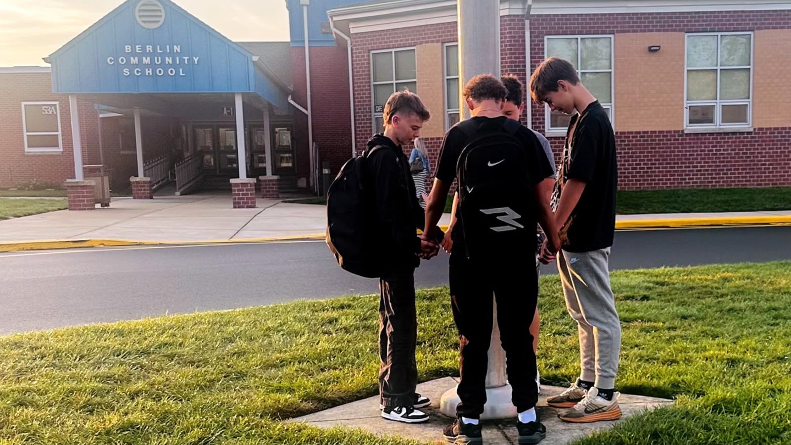 Alunos criam grupos de oração em escolas e evangelizam colegas nos EUA
