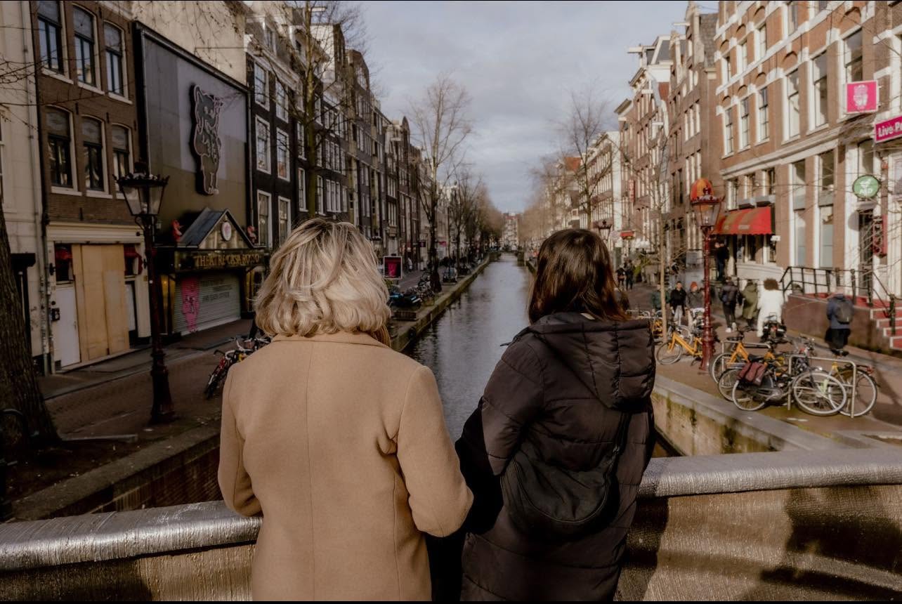 Prostituta aceita Jesus após ser evangelizada no Distrito da Luz Vermelha em Amsterdã