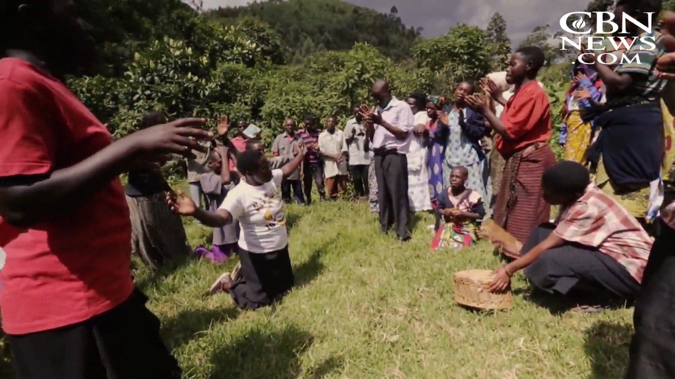 Missionários levam pigmeus a Jesus e plantam igreja entre tribo em Uganda: ‘Vidas mudadas’
