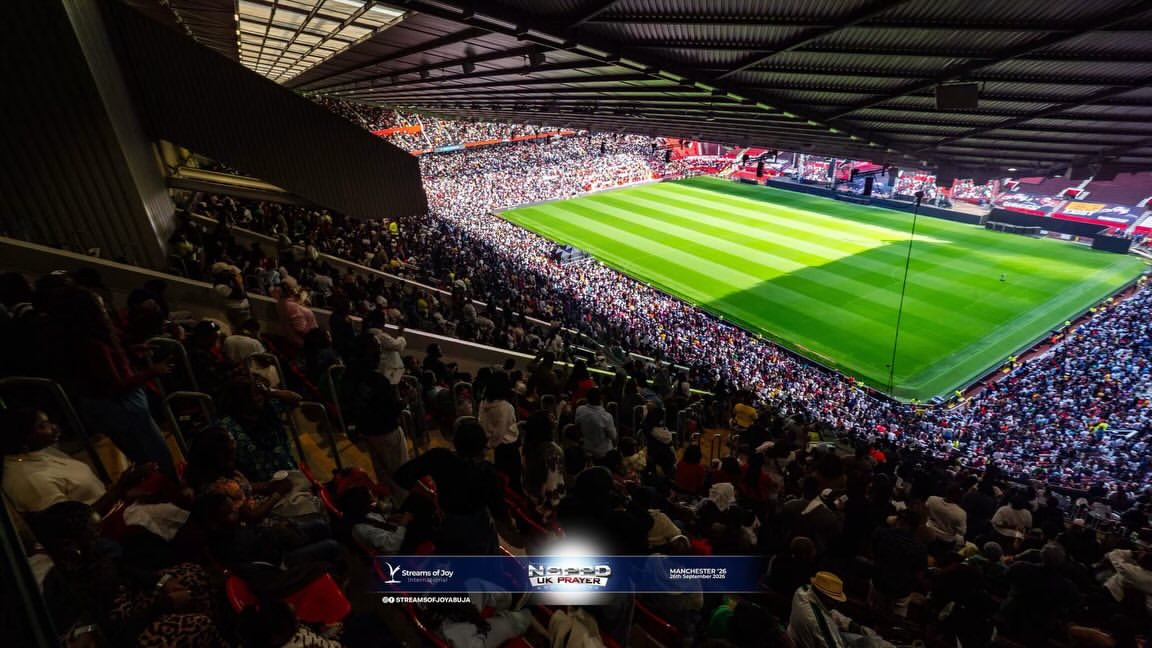 Milhares de cristãos oram e louvam no estádio do Manchester: ‘Levantamos um altar’