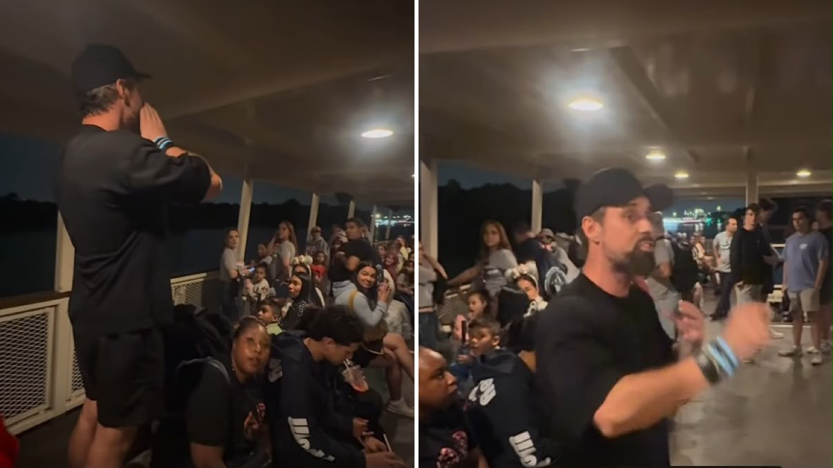 Evangelista prega em balsa da Disney e jovens aceitam Jesus