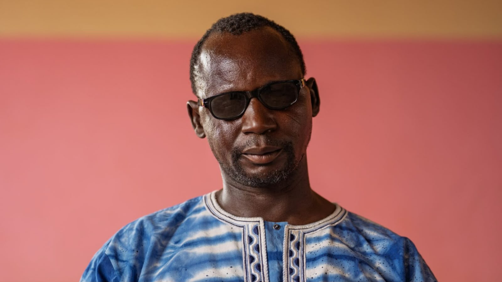 Cego recebe Bíblia em áudio após orar a Deus em Burkina Faso: “Pedi uma”