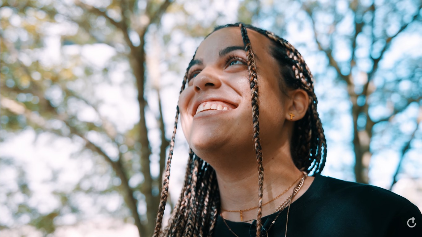 Jovem que tentou tirar a própria vida encontra Jesus em retiro: “Ele venceu a morte”